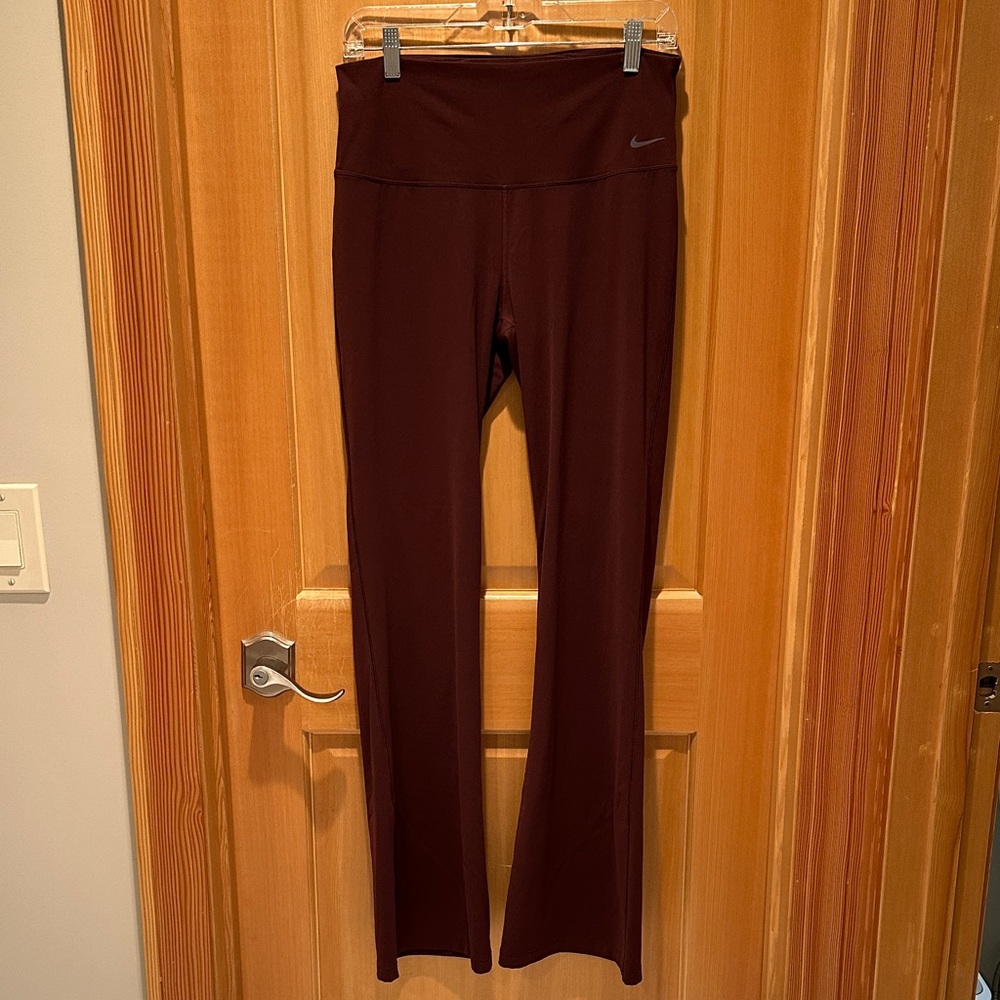 Nike Zenvy Women's Leggings - Burgundy color